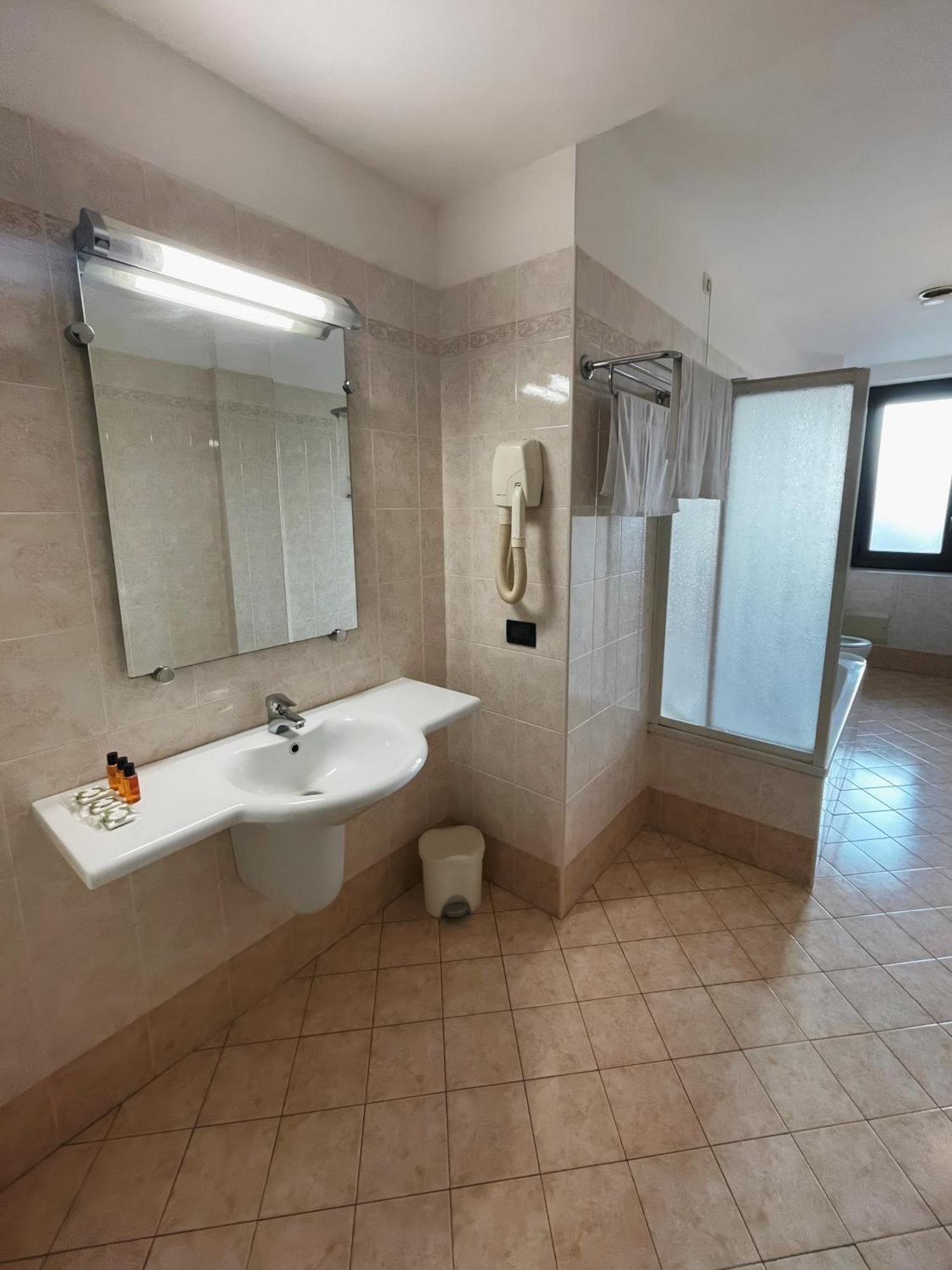 Aba Hotel Монкальери Экстерьер фото